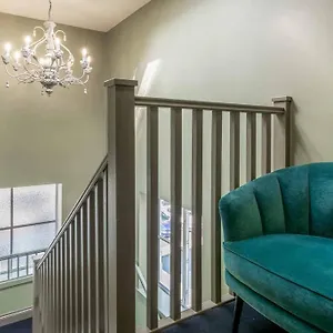 Modern, Relaxing 1 Bed Bath