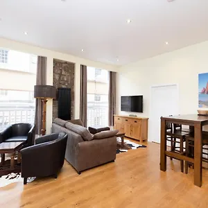 Joivy 1 Bed Flat In Old Town, Next To St Giles Cathedral Edinburgh